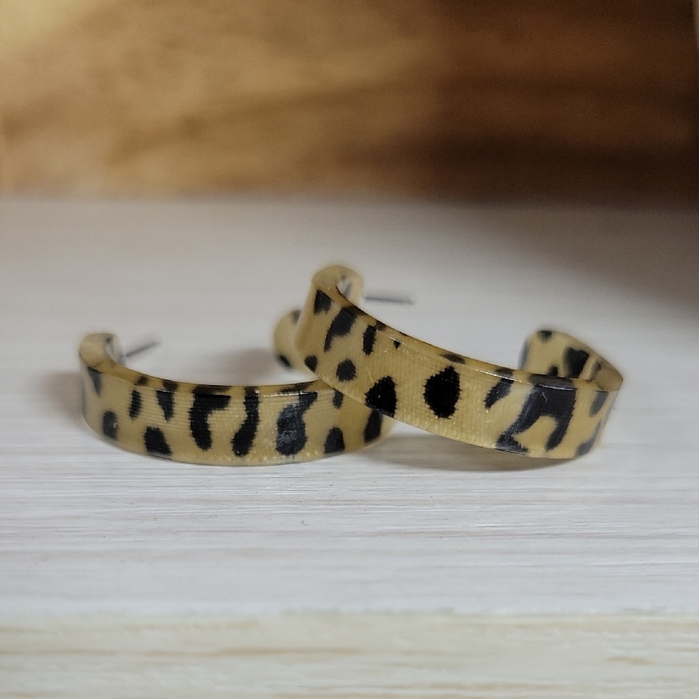 LEOPARD PRINT HOOPS - Picture 4 of 7